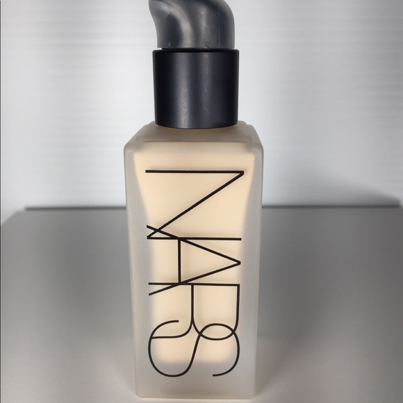 NARS All Day Luminous Foundation: Siberia - Picture 1 of 3